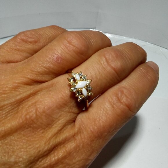 Women`s gold tone white stone crystal ring. - Picture 5 of 5